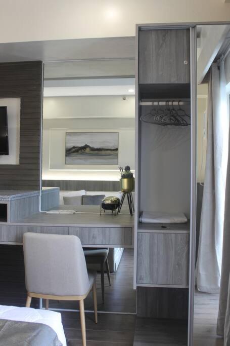 Condo Near Ayala Cebu City W Wifi Balcony Exterior photo